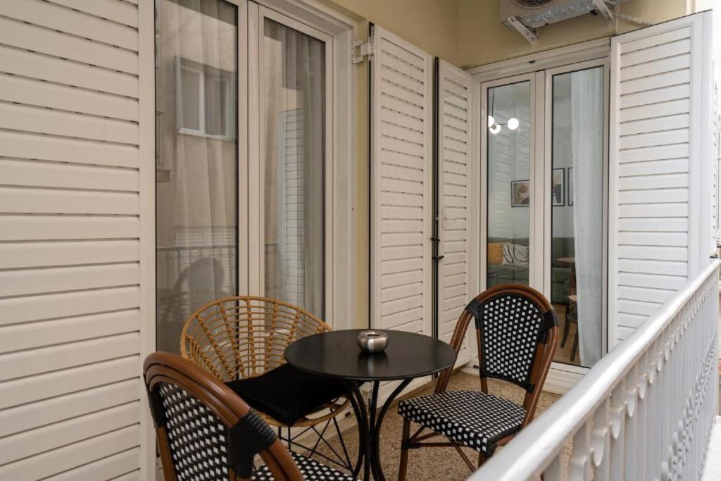 Vibrant Urban Getaway: Modern 1-Bedroom Near Bars, Parks, And Metro Атина Екстериор снимка