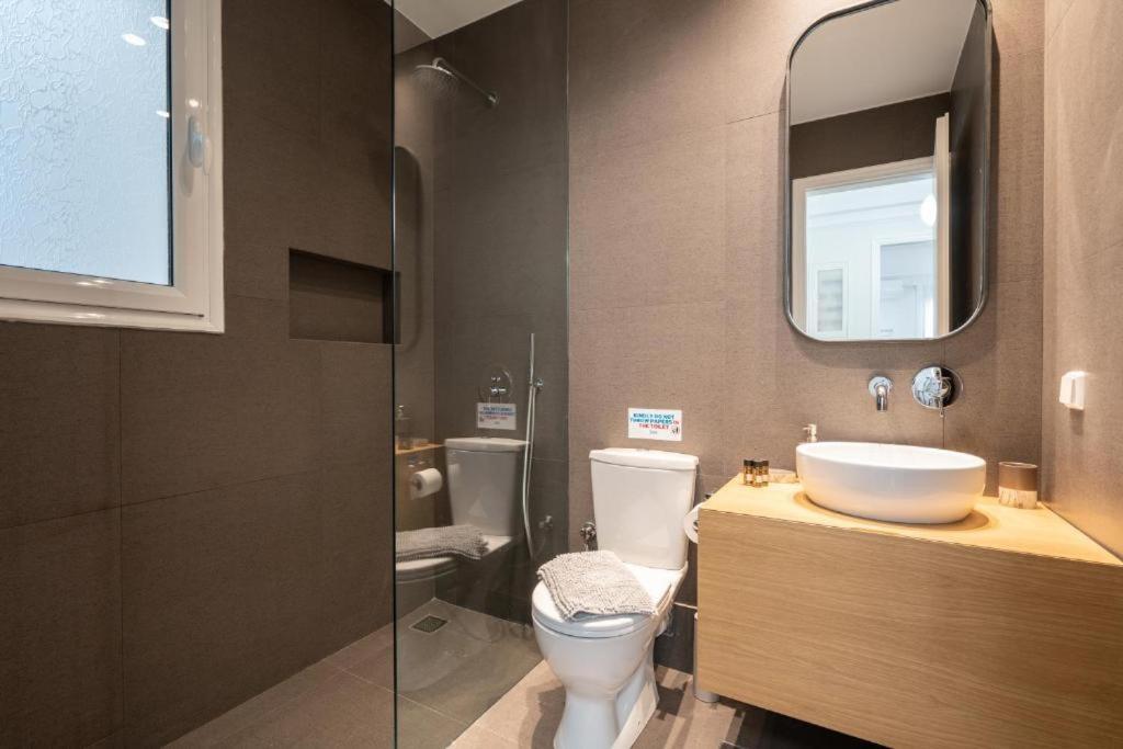 Vibrant Urban Getaway: Modern 1-Bedroom Near Bars, Parks, And Metro Атина Екстериор снимка